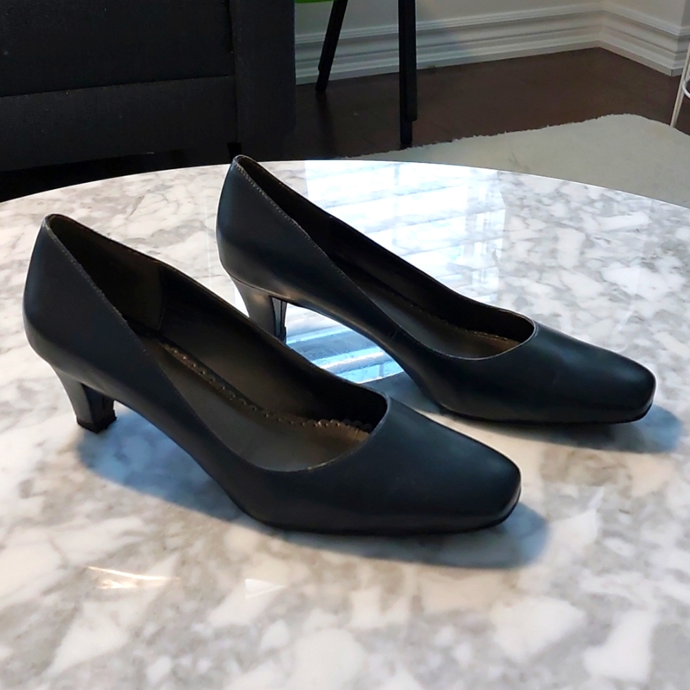 Naturalizer heels in Dark Grey